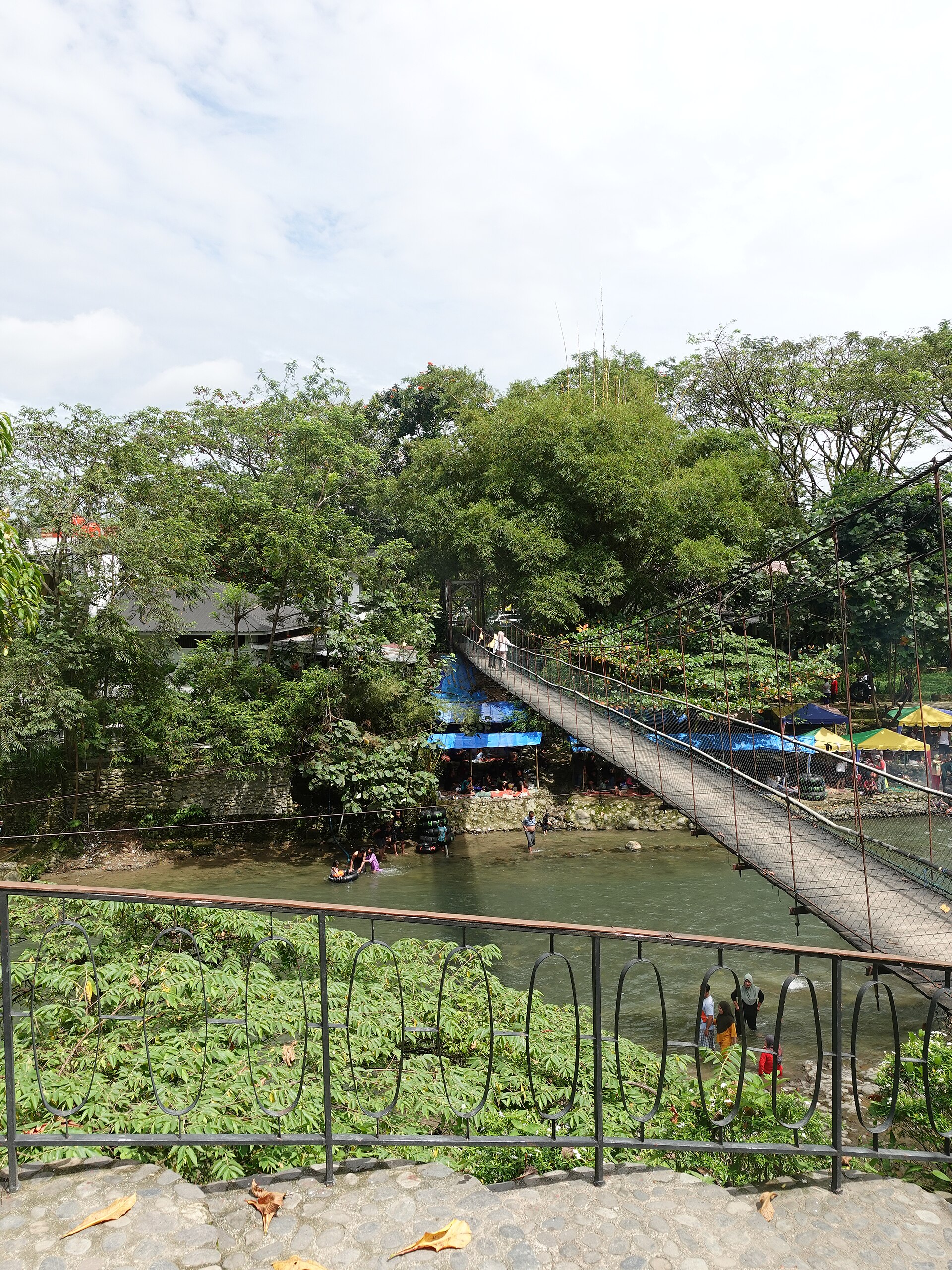 Sungai Bahorok dan jembatan di Bukit Lawang